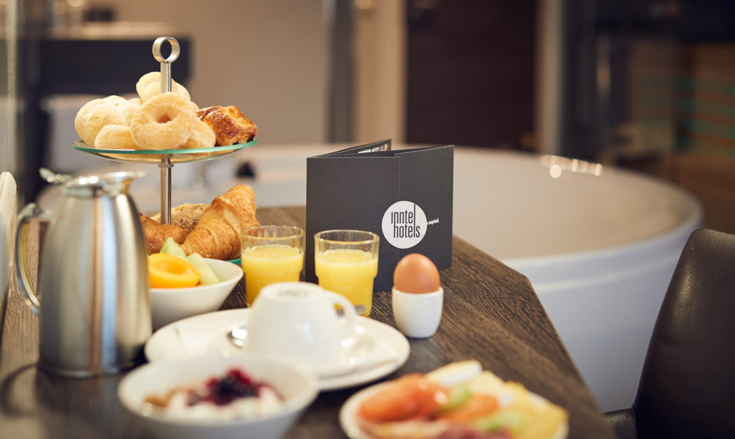 Inntel Hotels Amsterdam Centre - Hotel room breakfast in bed